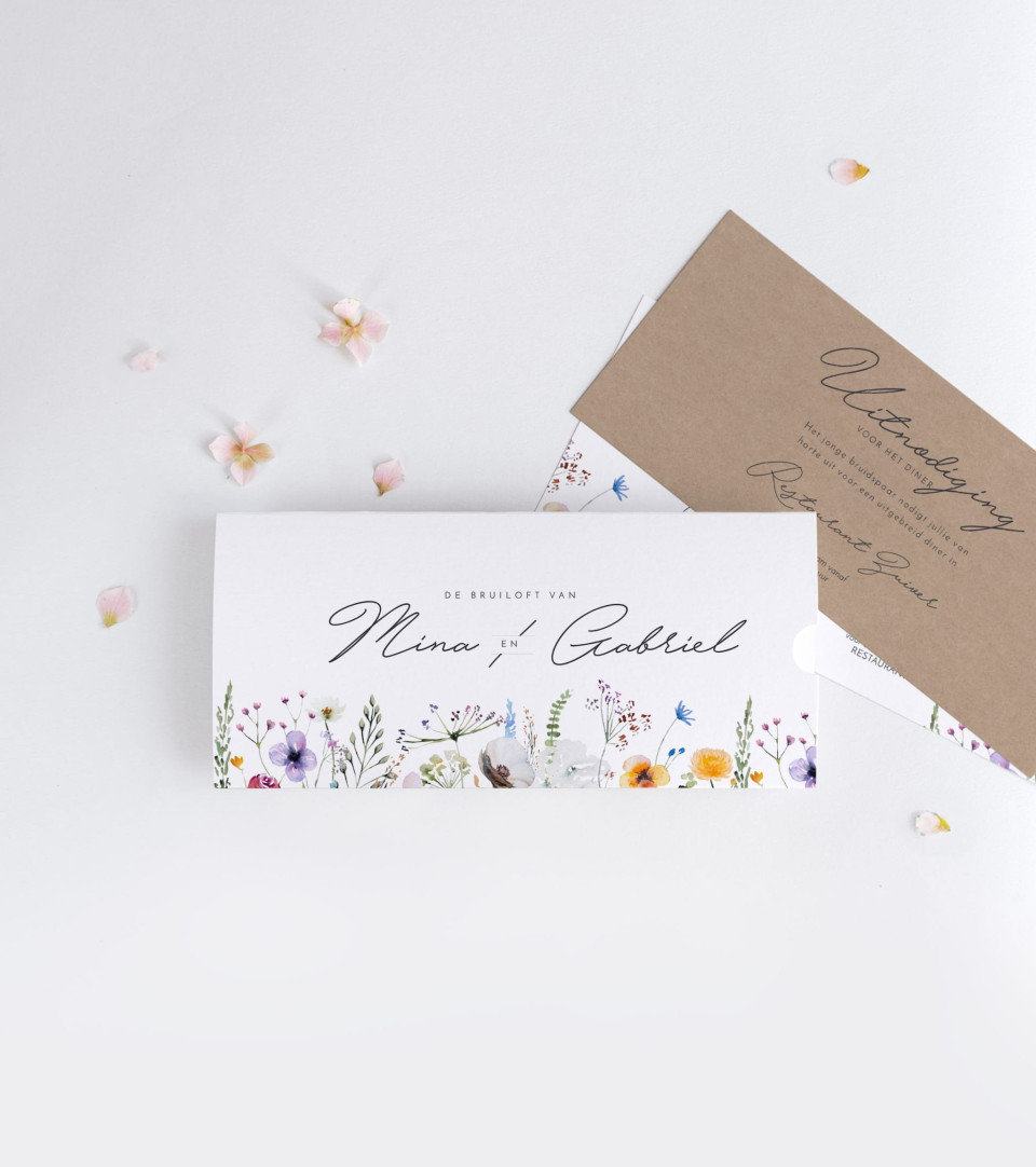 trouwuitnodiging met bloemendesign