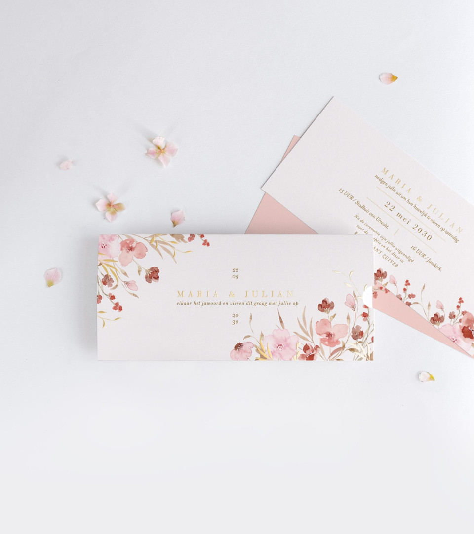 een trouwuitnodiging met roze bloemen en gouden folie