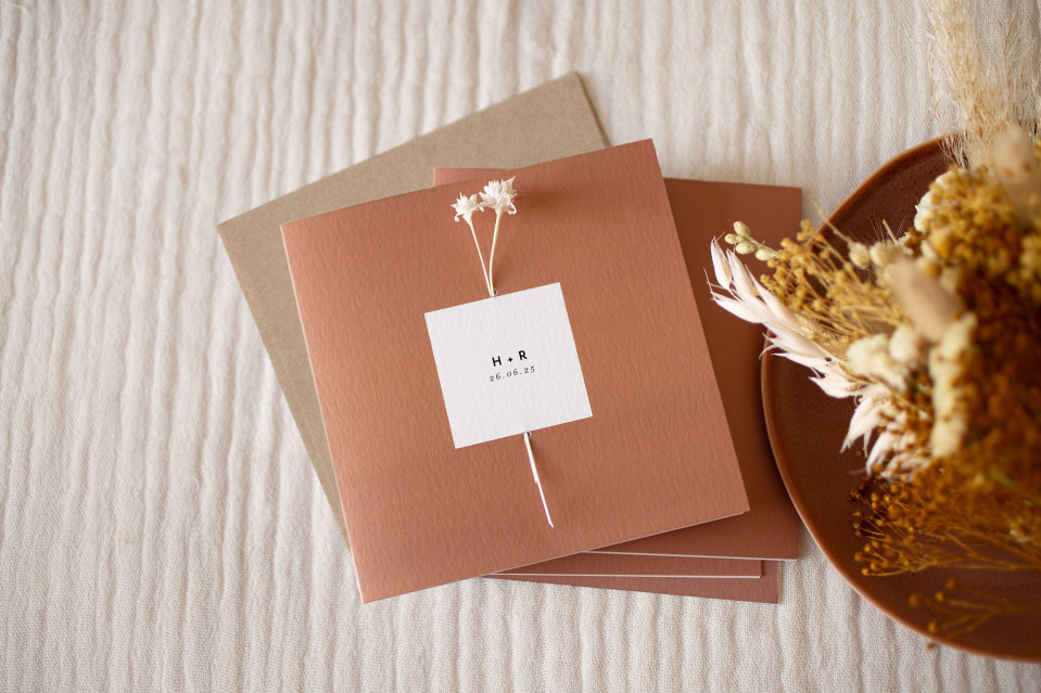 een bruin bord met een kaart en bloemen