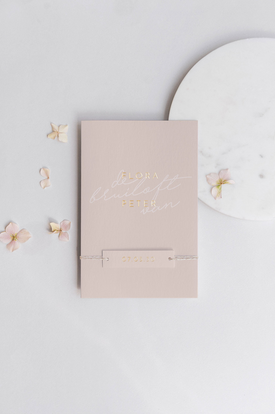 het boek van de bruid is een roze notitieboekje met een gouden folie stempel op de cover