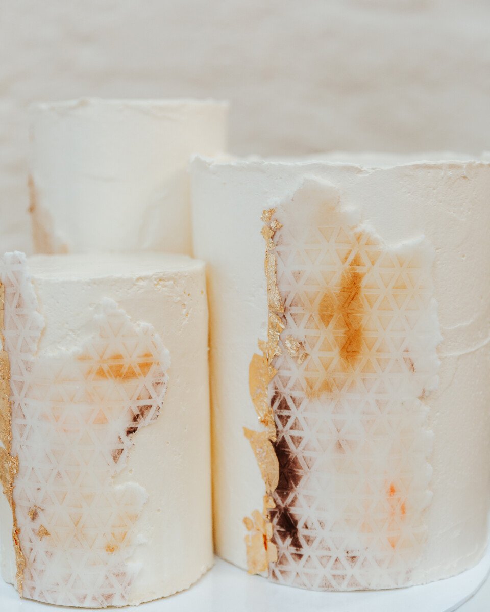 Minimalistische Hochzeitstorte mit Blattgold