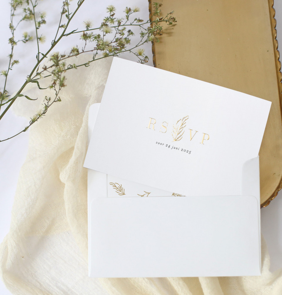 trouwuitnodiging met gouden folie