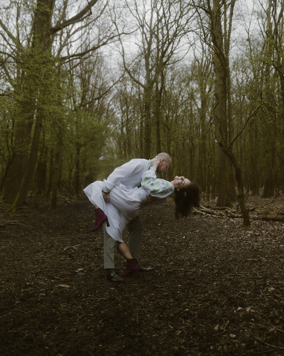 een man en vrouw omhelzen elkaar in het bos