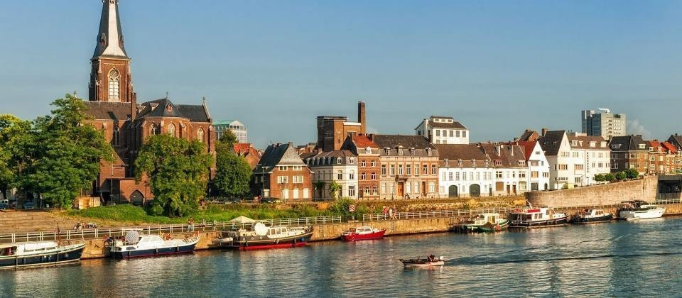 een rivier met boten en gebouwen op het water
