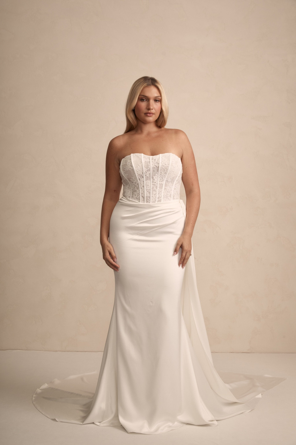 meer van deze plus size trouwjurk van bhl bridals