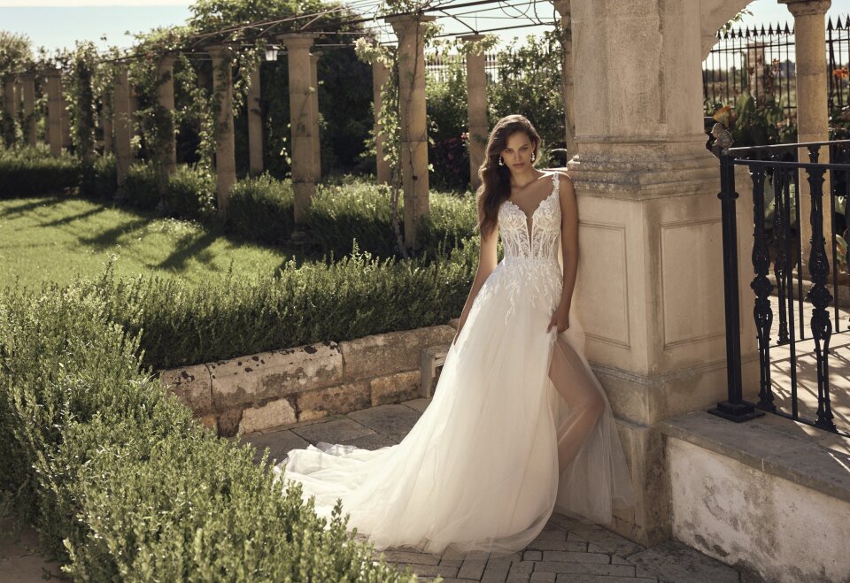 Trouwjurk passen bij Valkengoed Wedding Fashion