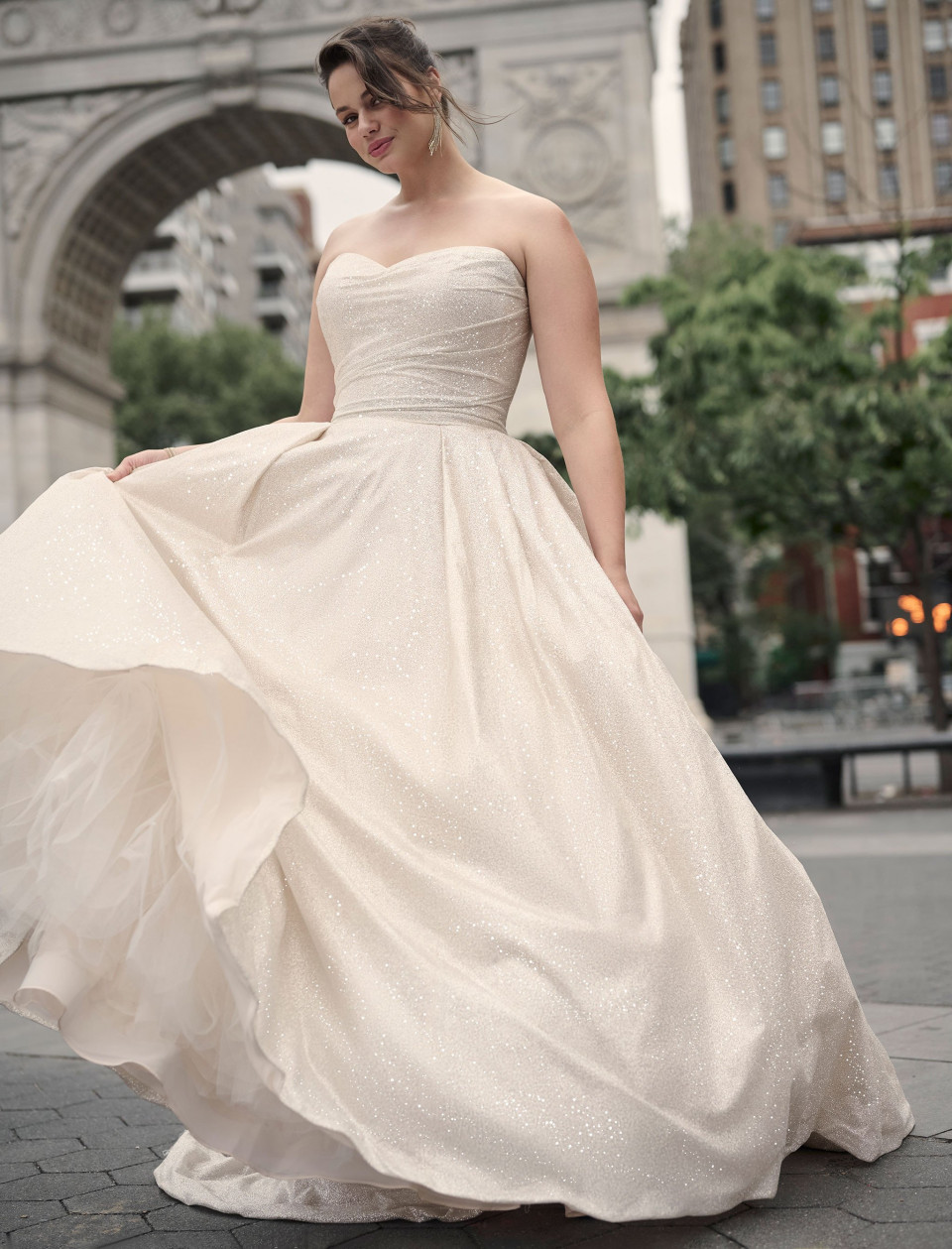 een vrouw in een trouwjurk poseert voor een foto