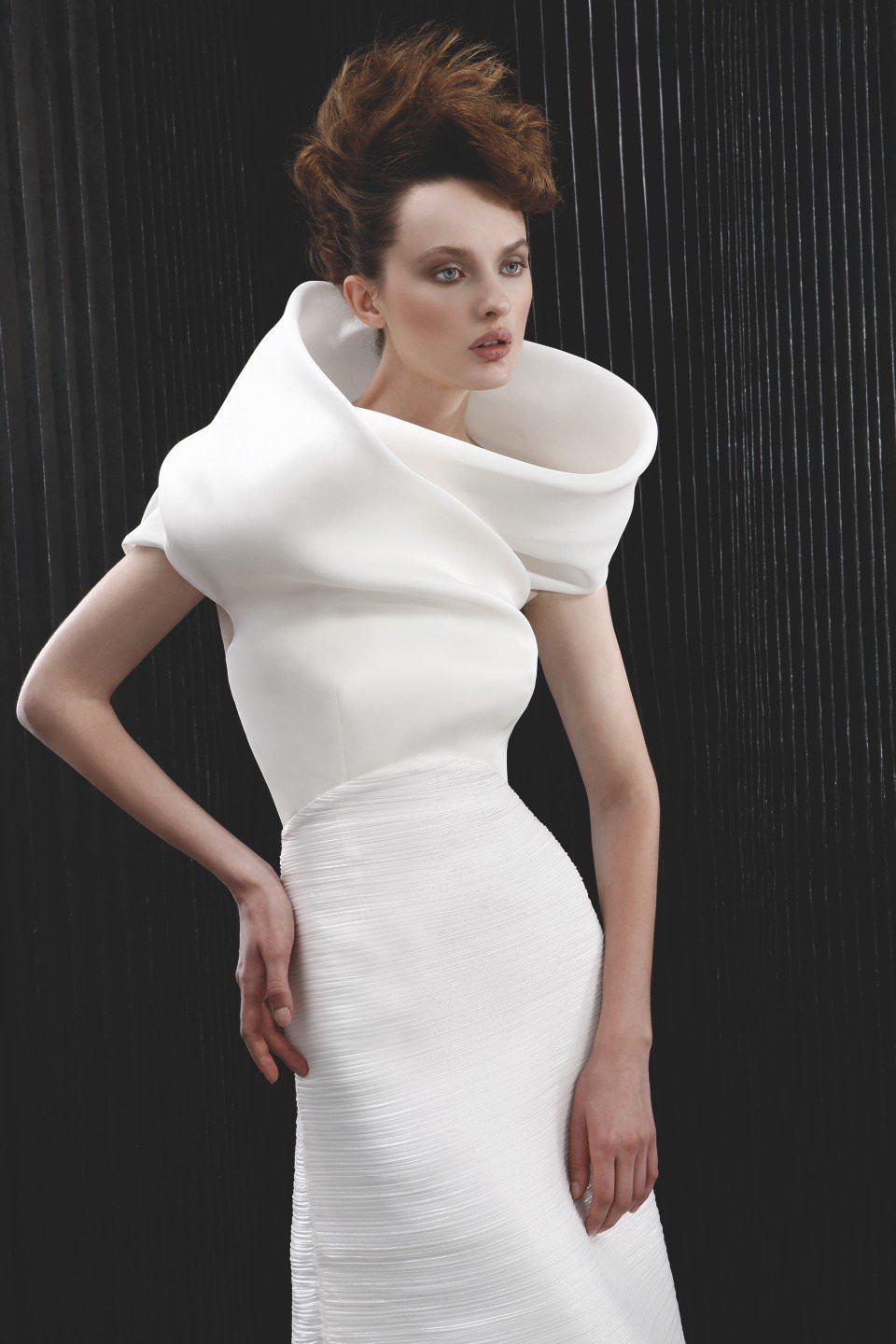 een model in een witte jurk met een witte kraag