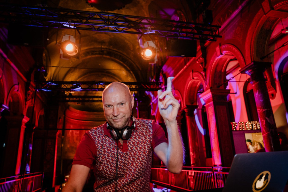 Muziek boeken bij DJ Feetback