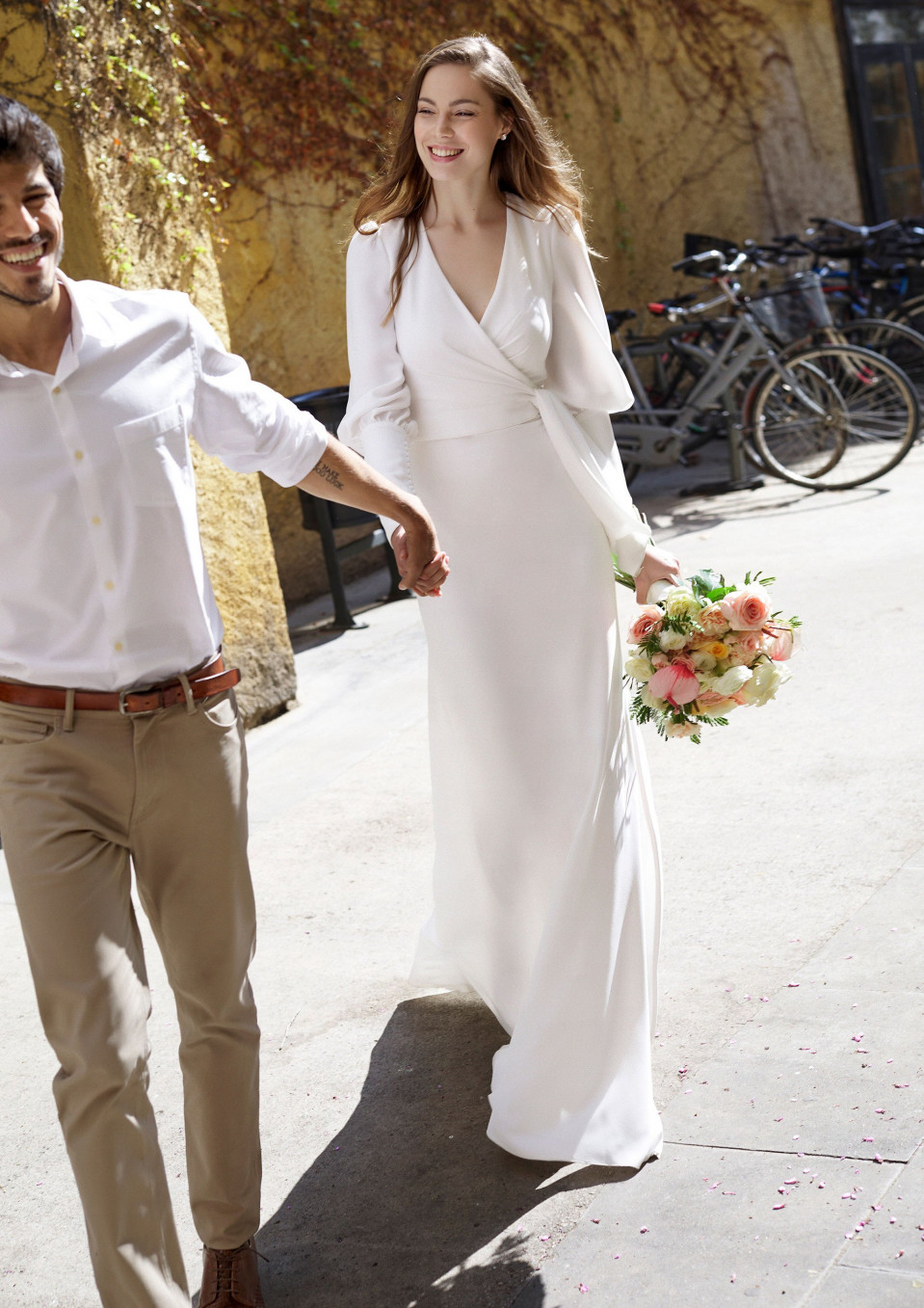 een man en vrouw wandelend door een straat