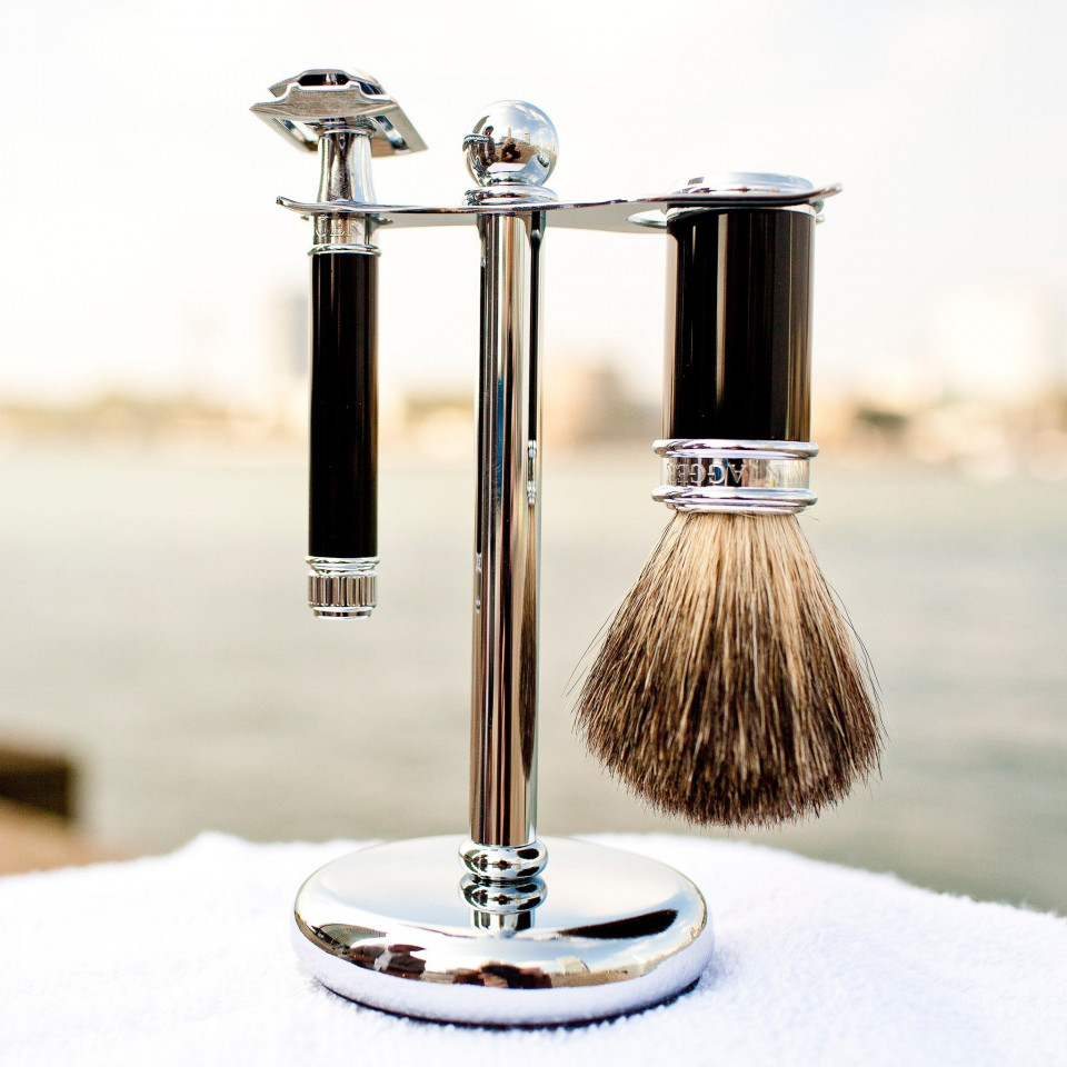 een scheermes en scheerkwast op een handdoek