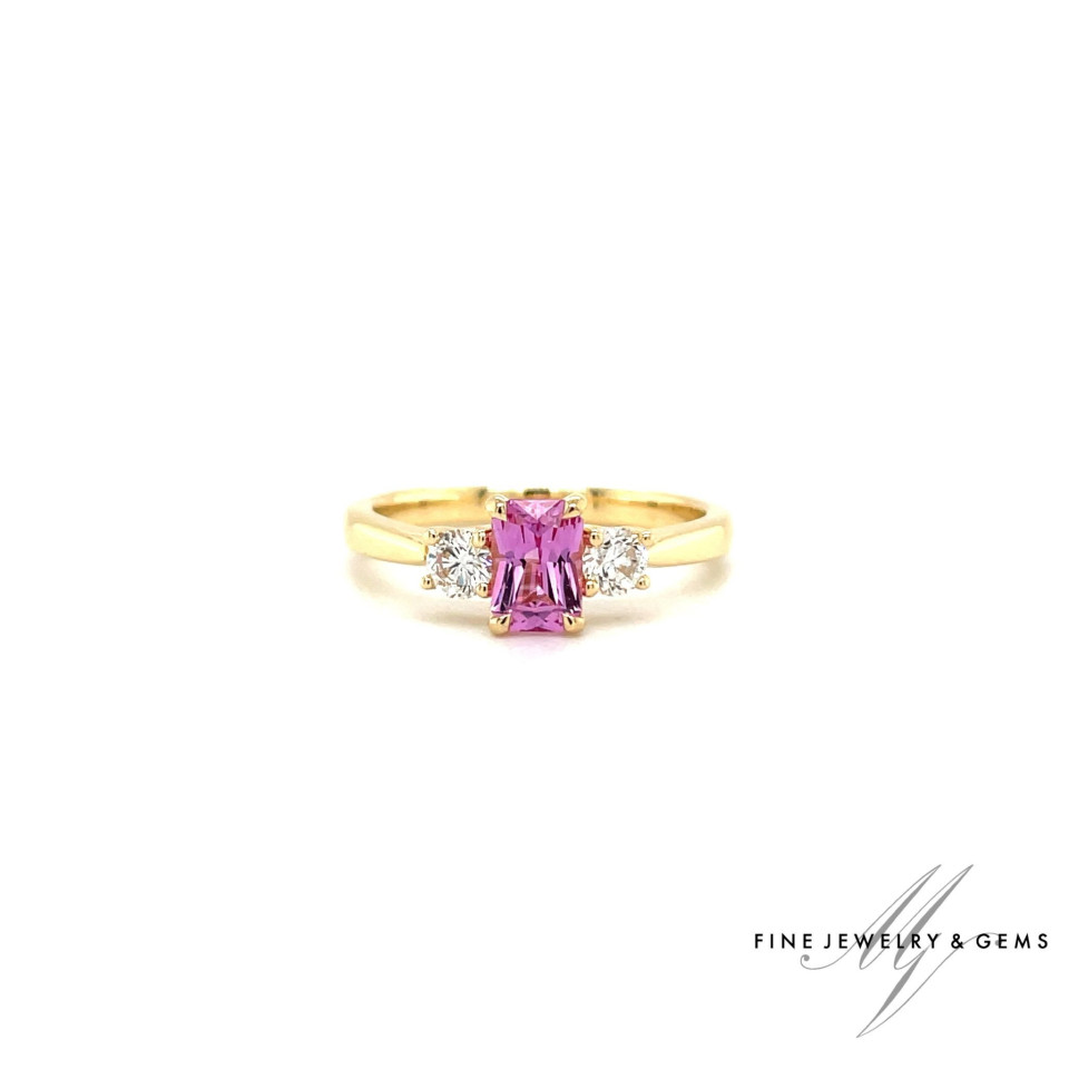 een roze saffier en diamanten ring