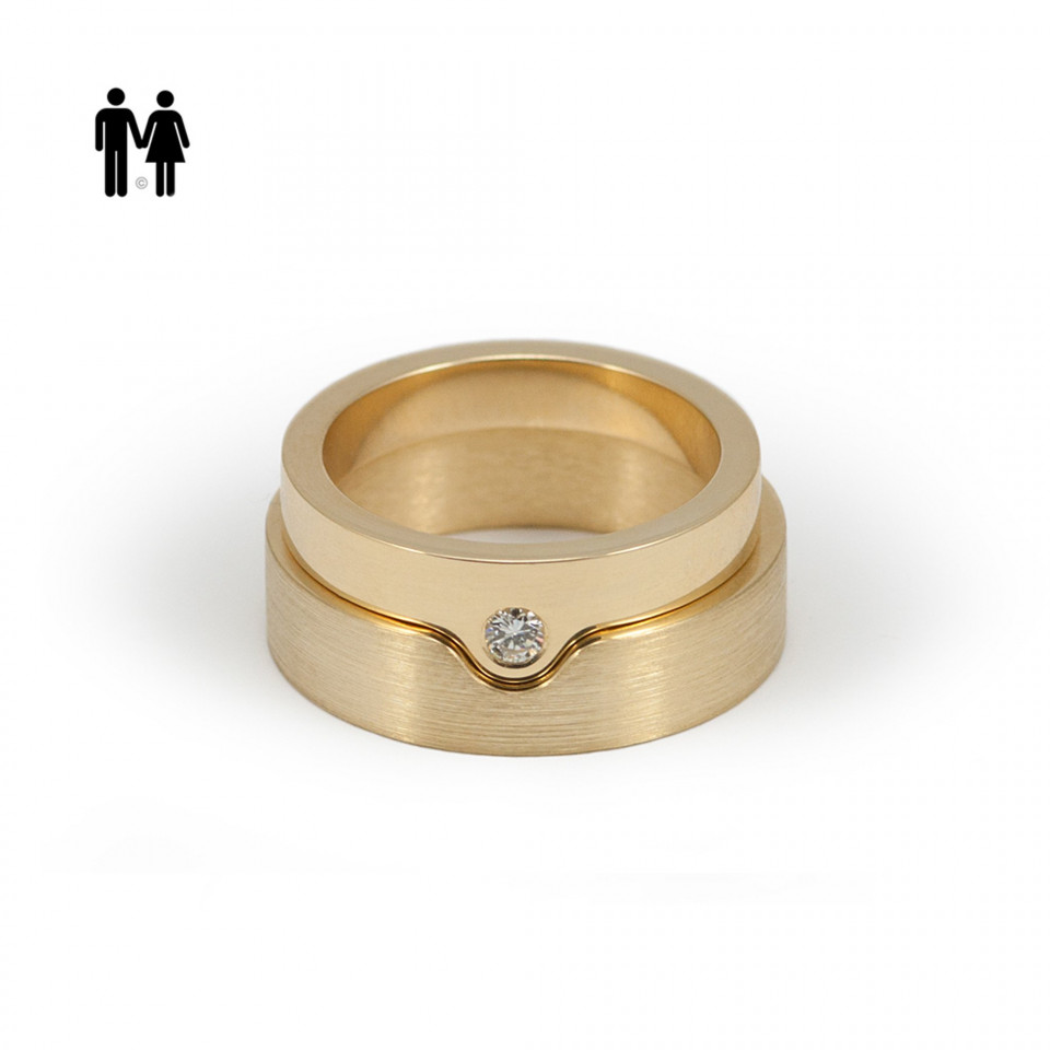 een gouden trouwring met een diamant in het midden