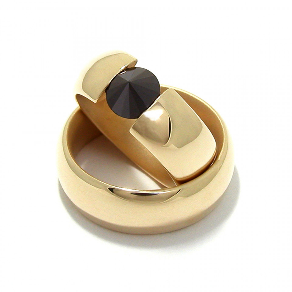 twee gouden ringen met zwarte stenen erop