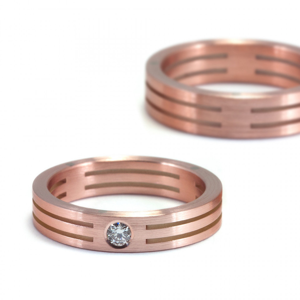 twee ringen met een diamant in het midden