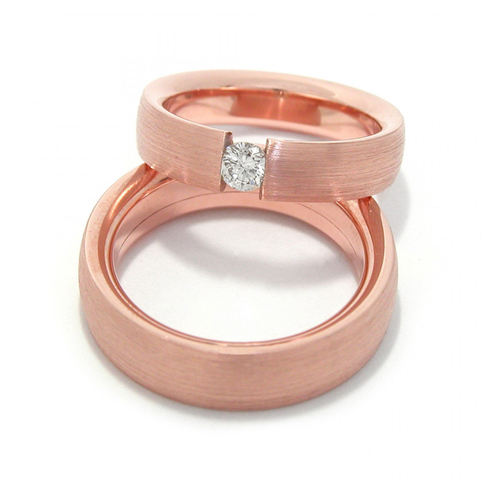 twee roségouden trouwringen met diamanten