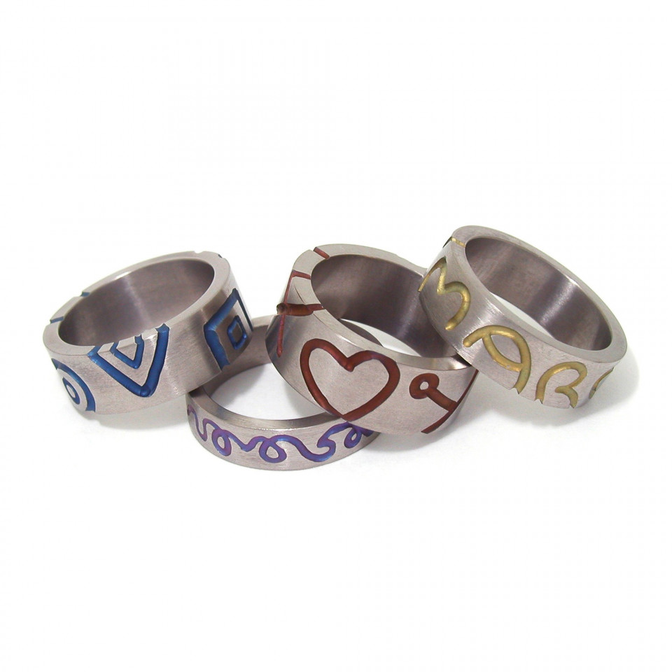 drie ringen met verschillende ontwerpen erop