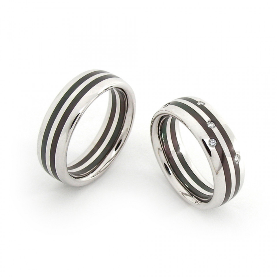 twee trouwringen met zwart en wit gestreept