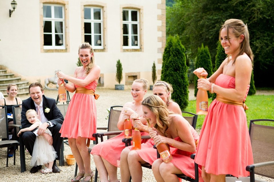 een groep mensen in jurken zitten op stoelen