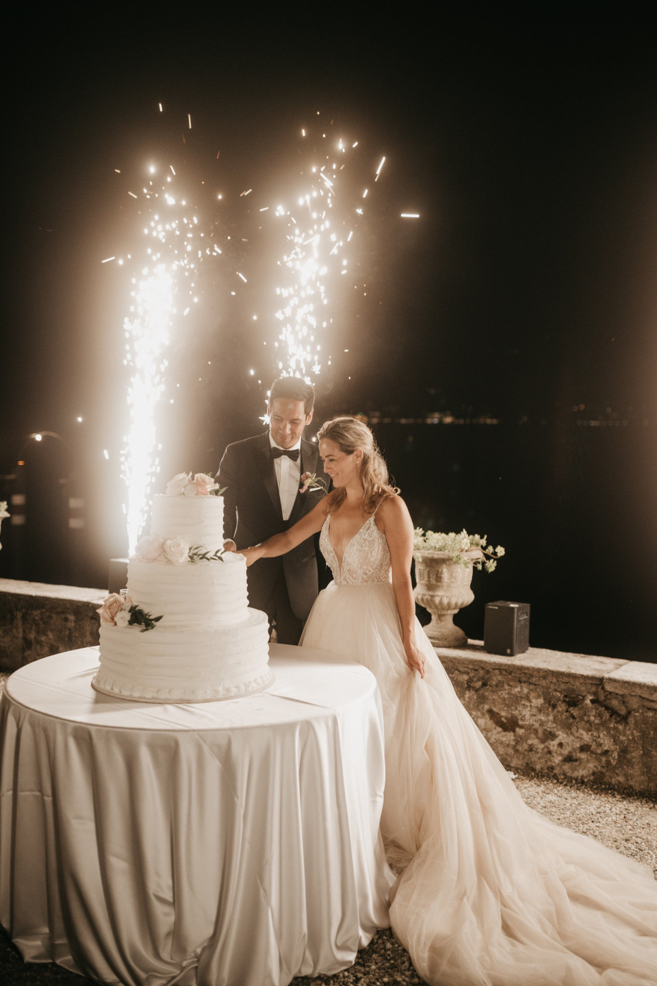 How to Choose a Wedding Cake: Style, Flavor, and Baker Tips