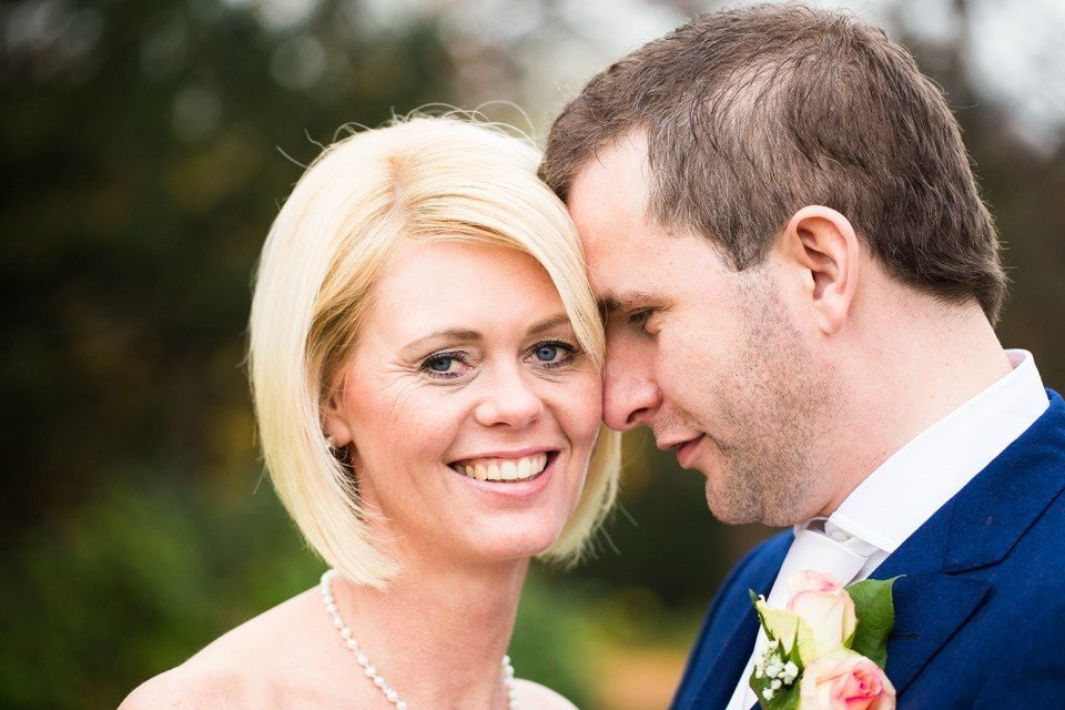 een man en vrouw die naar elkaar glimlachen
