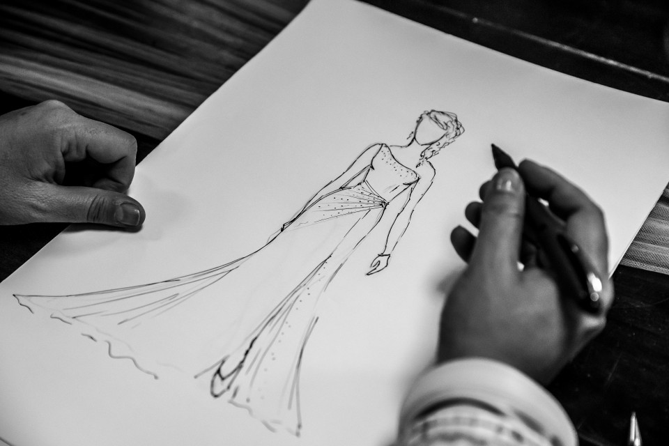 Trouwjurk passen bij Très Chic Bridal Wear - BRANDSTORE