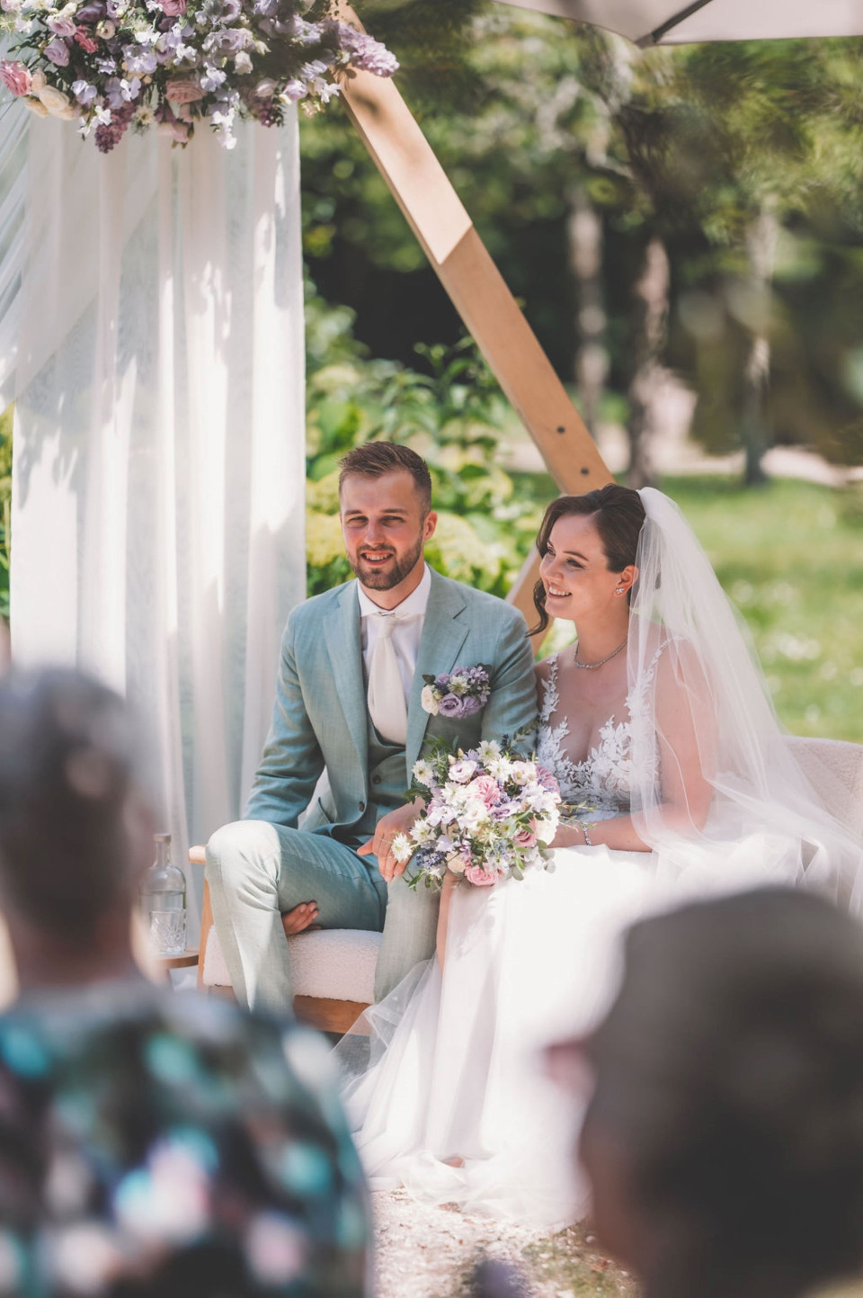 een man en een vrouw die op een bank zitten