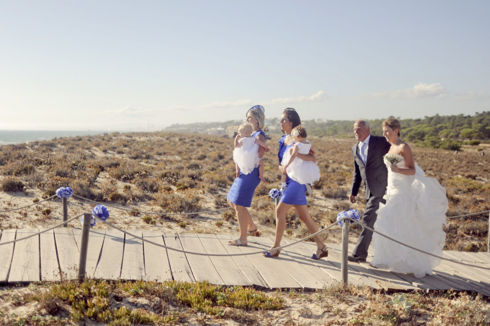 een bruid en bruidegom lopen op een houten wandelpad