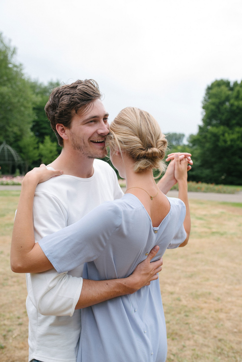 stel danst in het park