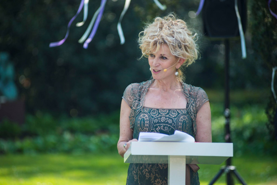 een vrouw die een toespraak geeft bij een ceremonie