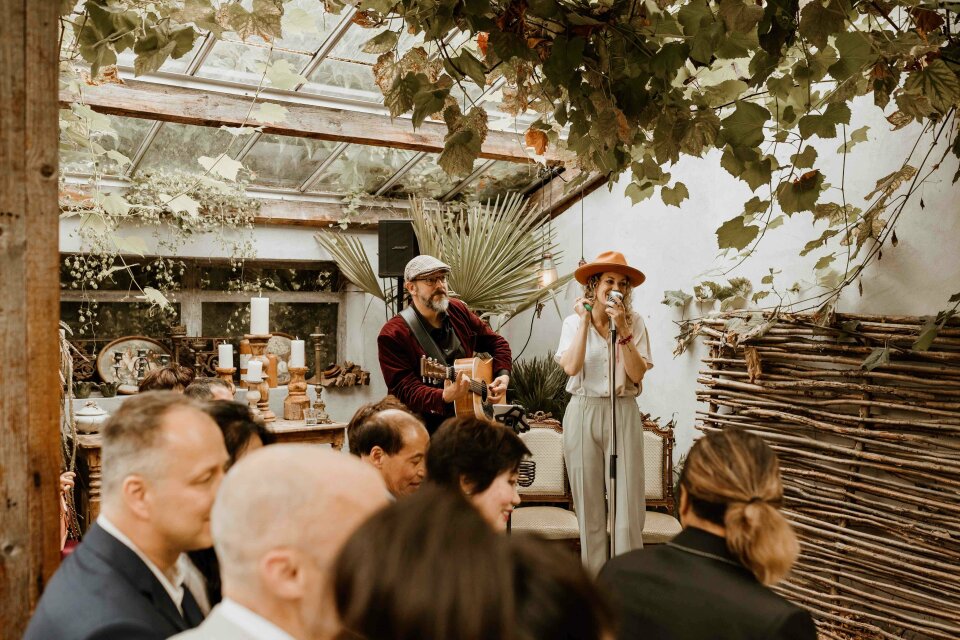Muziek boeken bij Lara Leaves - Akoestische Coverband