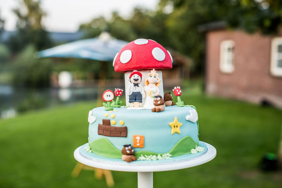 een taart met een Mario paddenstoel erop