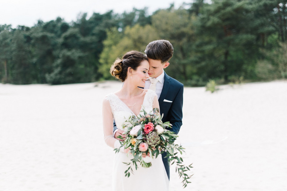 bruidspaar in het zand