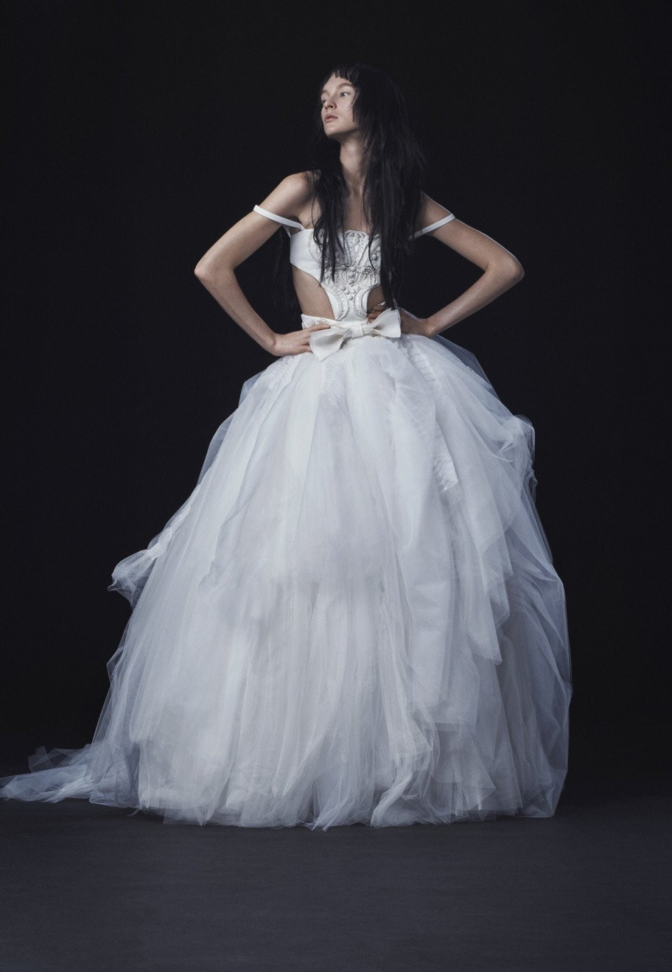 een vrouw in een trouwjurk poseert voor een foto