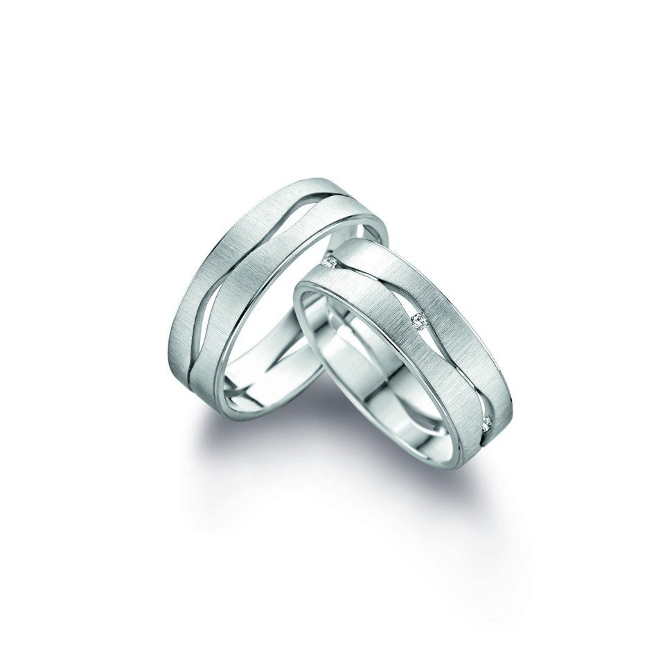 twee trouwringen met een witgouden band