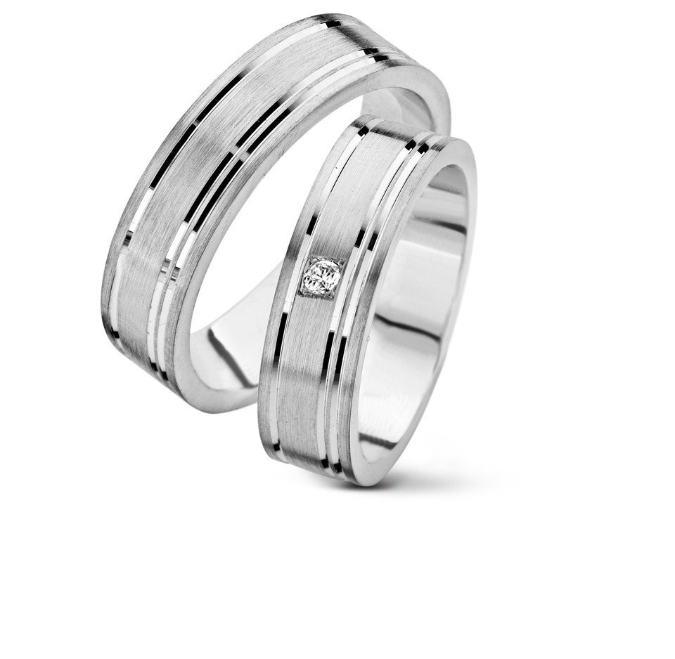 twee trouwringen met diamanten aan de zijkanten