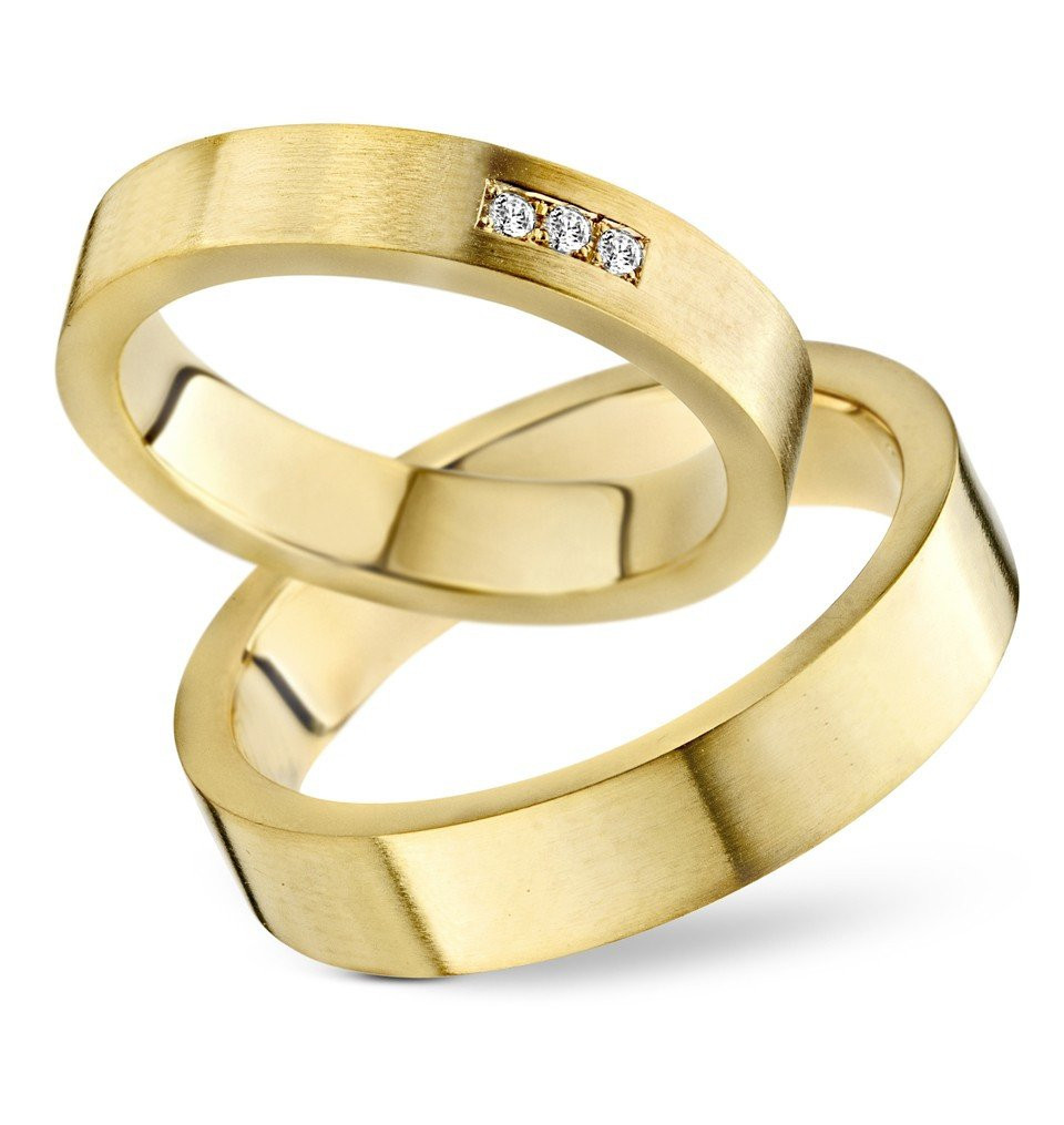 twee geelgouden trouwringen met diamanten