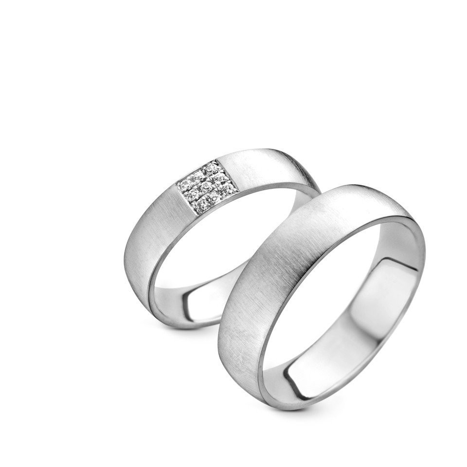 twee trouwringen met diamanten aan de zijkanten