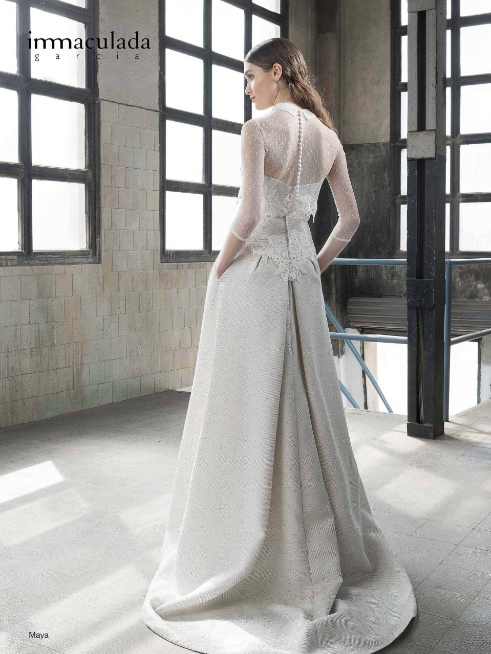 de achterkant van een vrouw in een trouwjurk