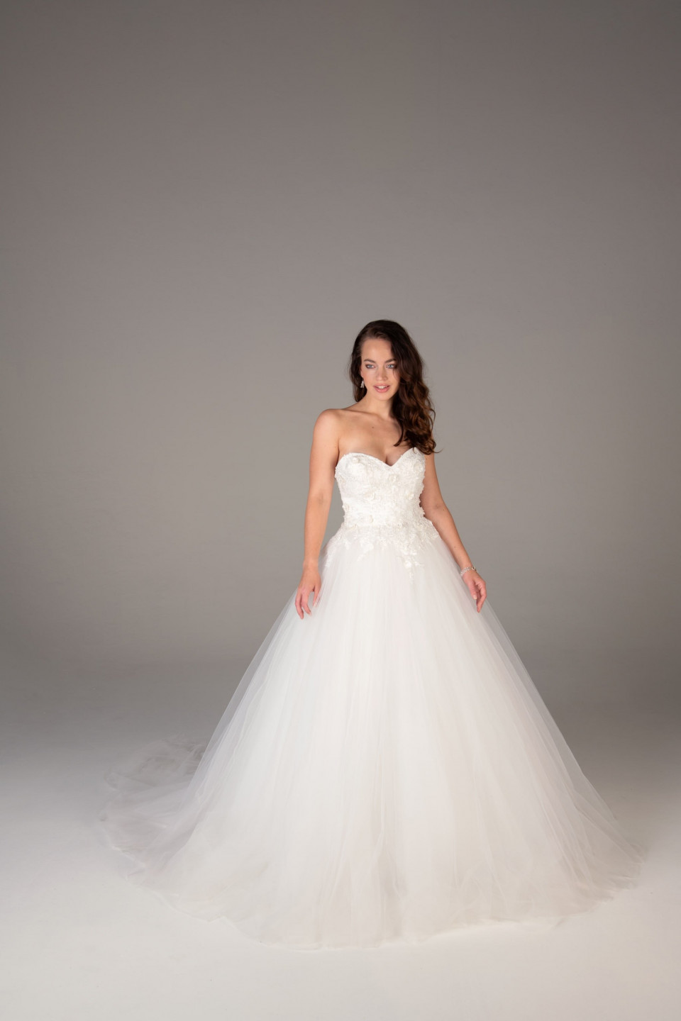 een mooie bruid in een bruidsjurk