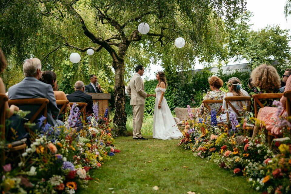 een bruid en bruidegom die aan het einde van hun huwelijksceremonie staan