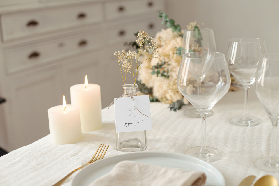 wit tafelkleed op de tafel