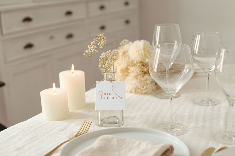 wit tafelkleed op de tafel