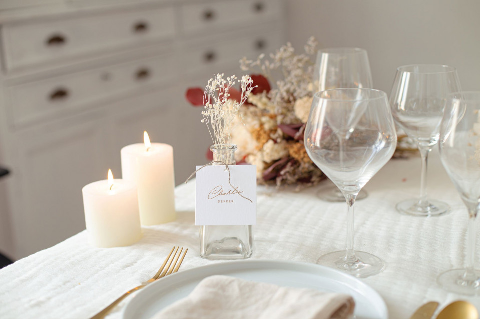 wit tafelkleed op de tafel