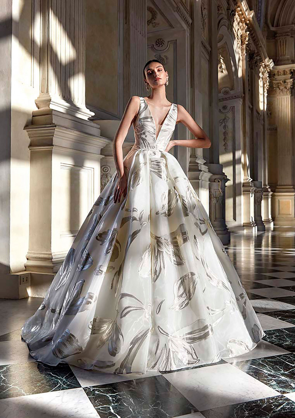 een vrouw in een trouwjurk poseren in een kamer