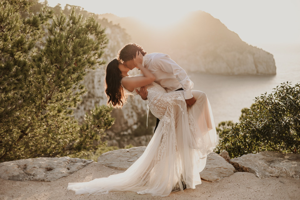 een afbeelding van een stel dat op het strand kust