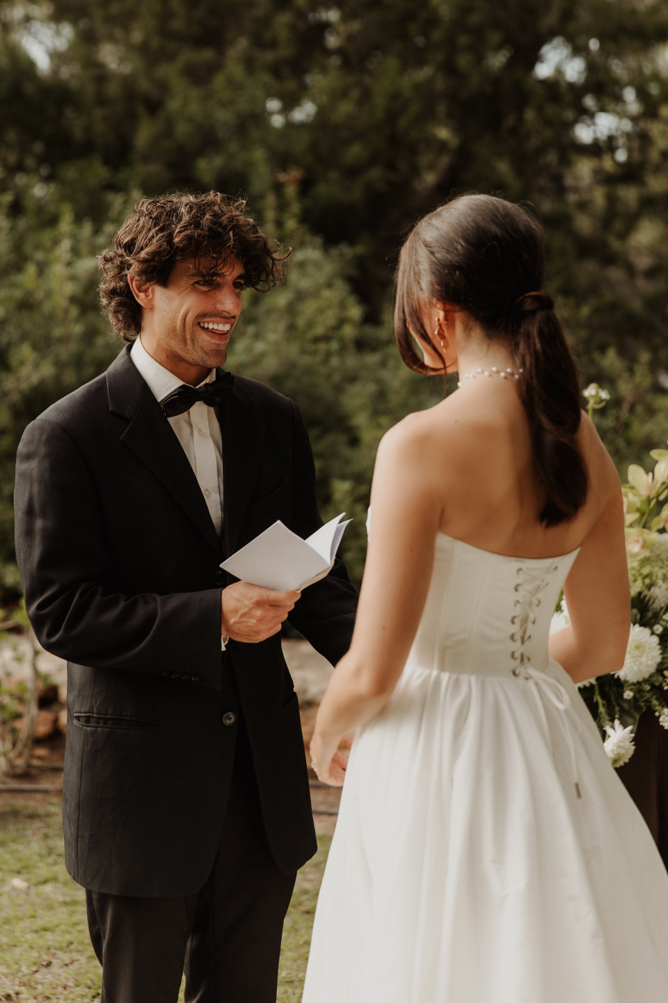 een man in een tuxedo en een vrouw in een trouwjurk