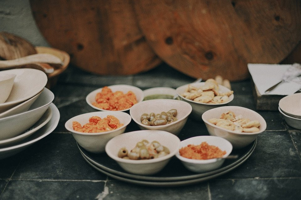 een tafel met kommen eten en borden