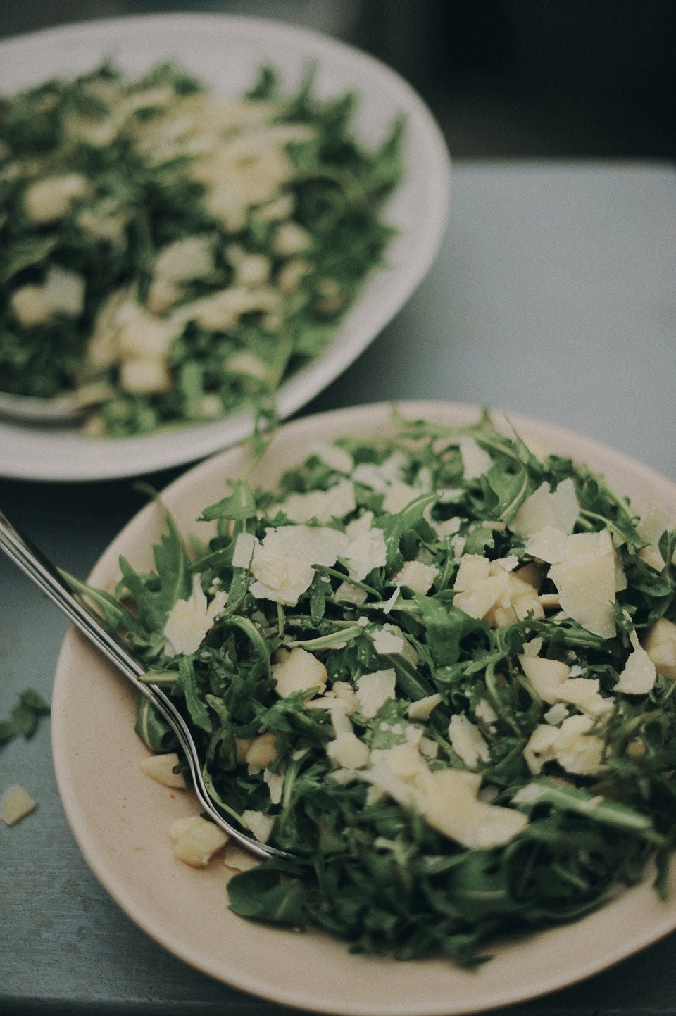 twee borden salade met Parmezaanse kaas en groenten