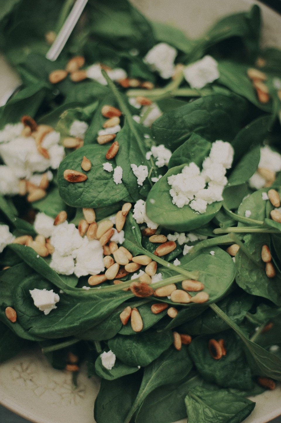 spinaziesalade met feta en pijnboompitten